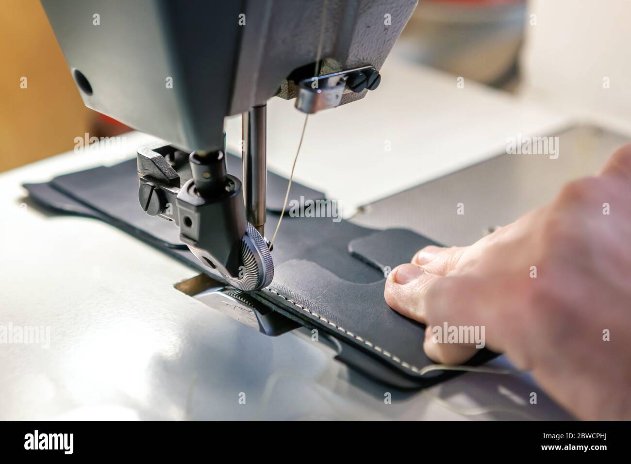 Primo piano di una macchina da cucire professionale per il lavoro in pelle  Foto stock - Alamy