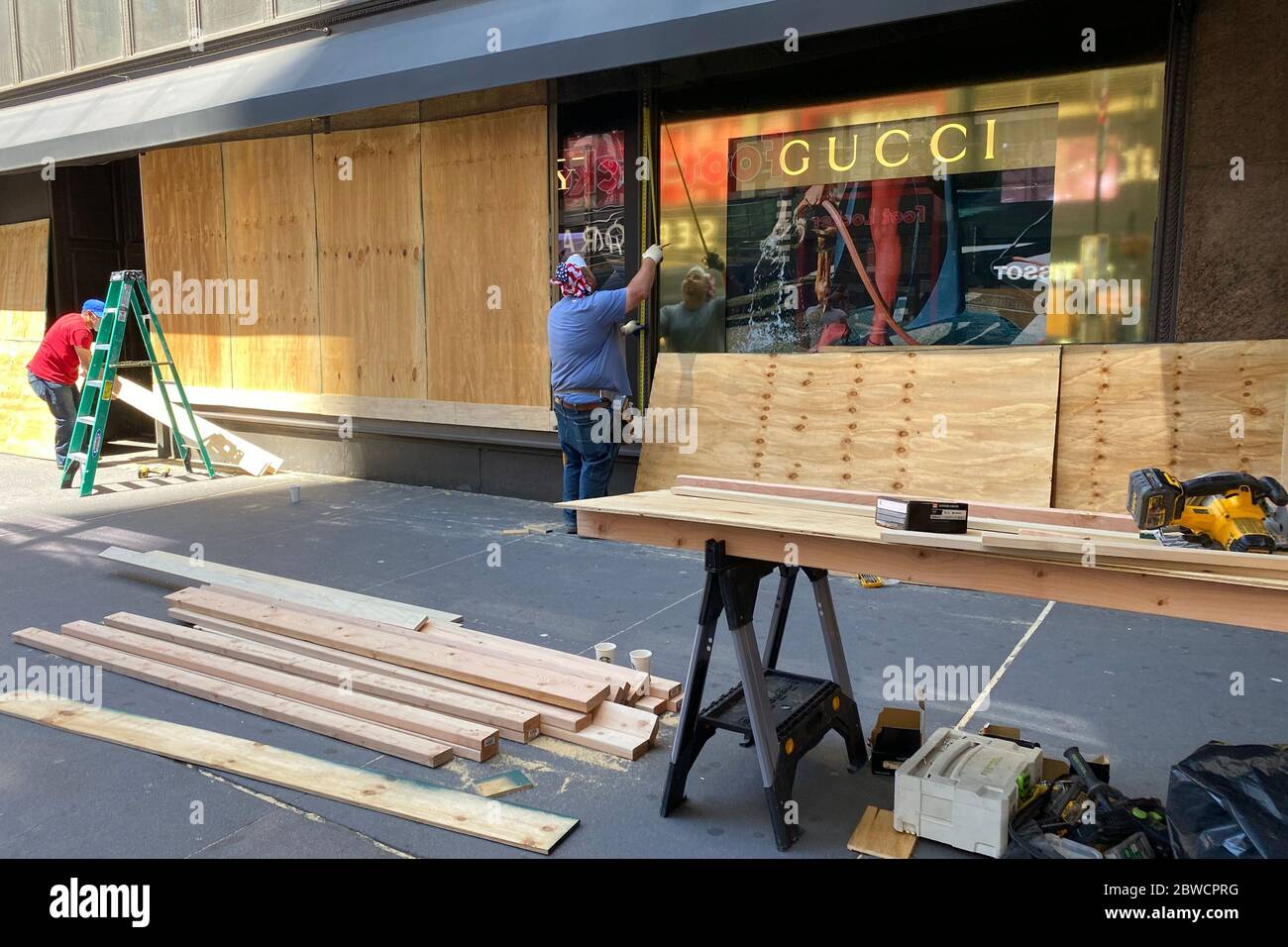 NEW YOR, NY- . - MAGGIO 31: I falegnami si imbarcano MacyÕs dopo la precedente protesta di nightÕs e per prevenire eventuali danni causati da potenziali proteste di George Floyd a New York il 31 maggio 2020. Credit: Foto Rainmaker/MediaPunch Foto Stock