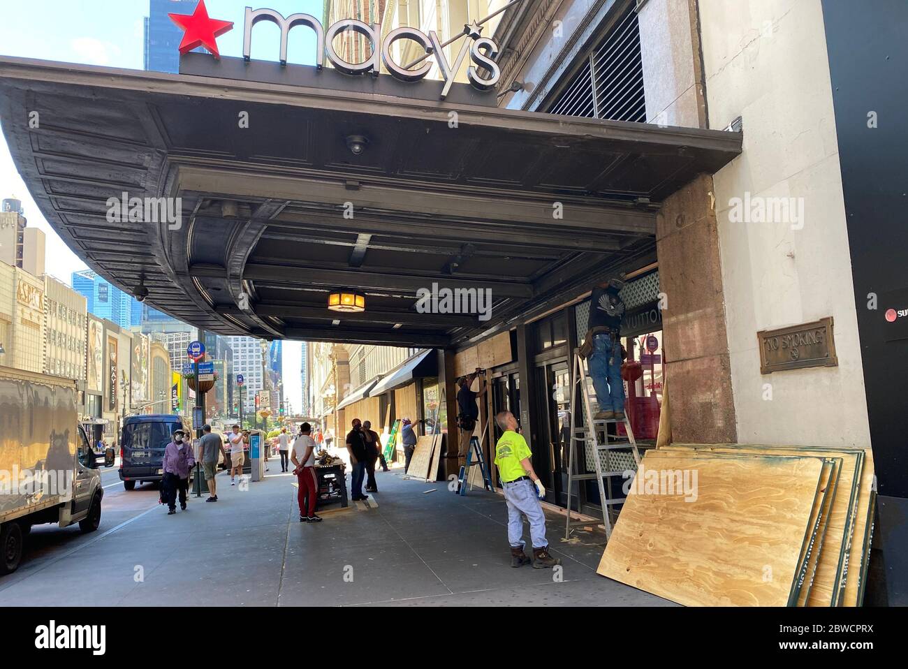 NEW YOR, NY- . - MAGGIO 31: I falegnami si imbarcano MacyÕs dopo la precedente protesta di nightÕs e per prevenire eventuali danni causati da potenziali proteste di George Floyd a New York il 31 maggio 2020. Credit: Foto Rainmaker/MediaPunch Foto Stock