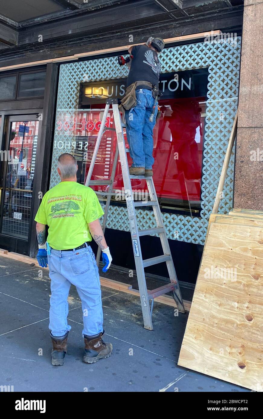 NEW YOR, NY- . - MAGGIO 31: I falegnami si imbarcano MacyÕs dopo la precedente protesta di nightÕs e per prevenire eventuali danni causati da potenziali proteste di George Floyd a New York il 31 maggio 2020. Credit: Foto Rainmaker/MediaPunch Foto Stock