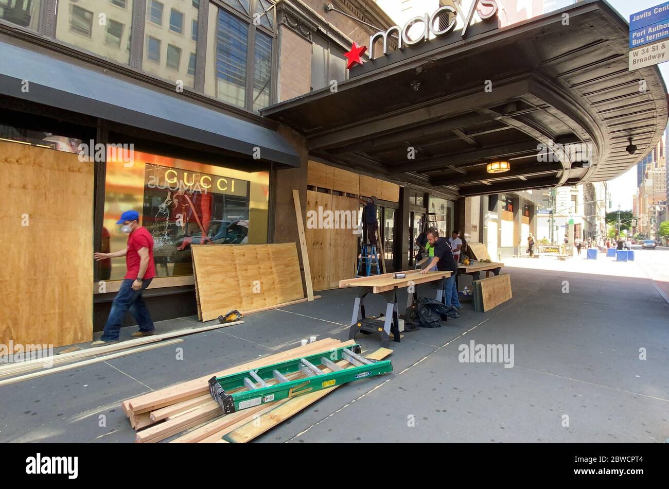 NEW YOR, NY- . - MAGGIO 31: I falegnami si imbarcano MacyÕs dopo la precedente protesta di nightÕs e per prevenire eventuali danni causati da potenziali proteste di George Floyd a New York il 31 maggio 2020. Credit: Foto Rainmaker/MediaPunch Foto Stock