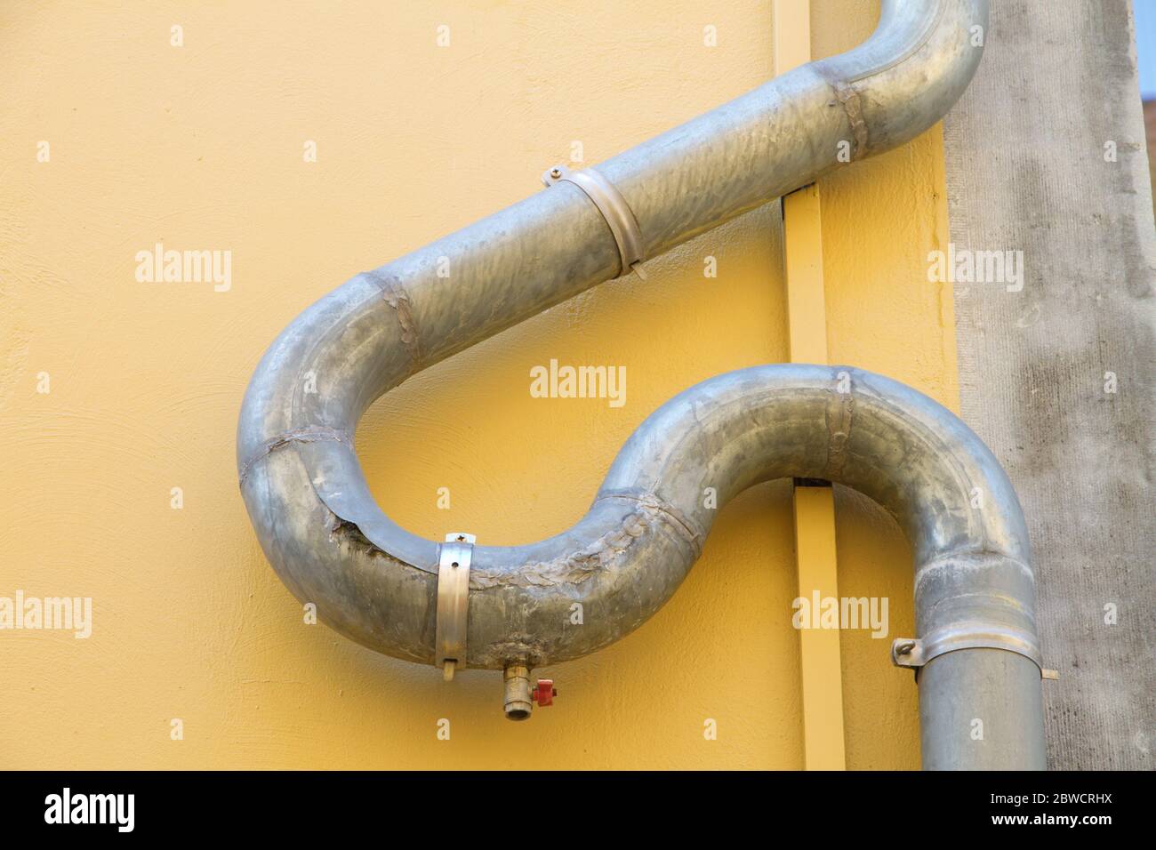 tubo con forma a serpente Foto Stock