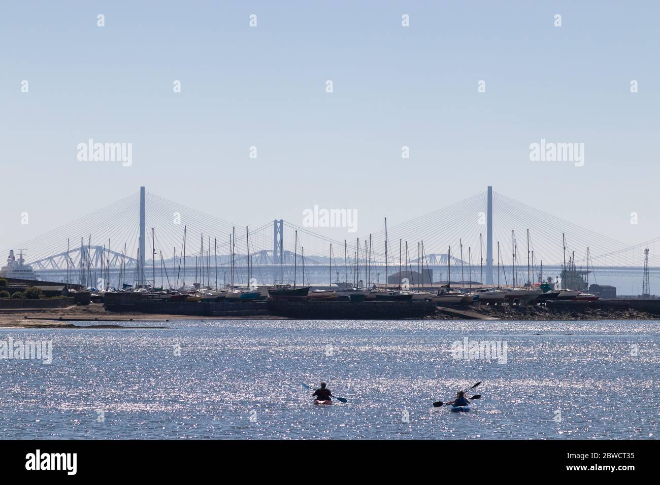 Limekilns, Fife, Scozia. 31 maggio 2020. Due kayak che si dirigono verso i Forth Bridges vicino a Limekilns il primo fine settimana sono stati autorizzati a pagaiare. © Richard Newton / Alamy Live News Foto Stock