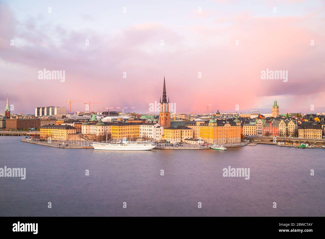 Vedute dello skyline di verso l'isola di Riddarholmen a Stoccolma. Preso durante il tramonto e mostrando un colorato sky, architettura e torri. Foto Stock