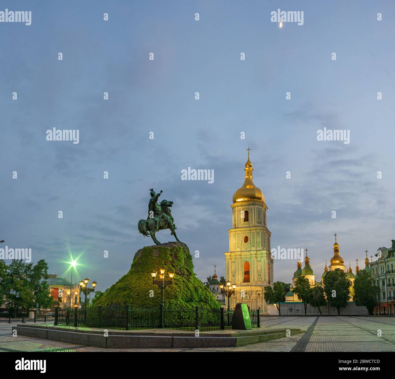 Bohdan Khmelnytsky Monumento con la Cattedrale di Santa Sofia sullo sfondo, Kiev, Ucraina Foto Stock