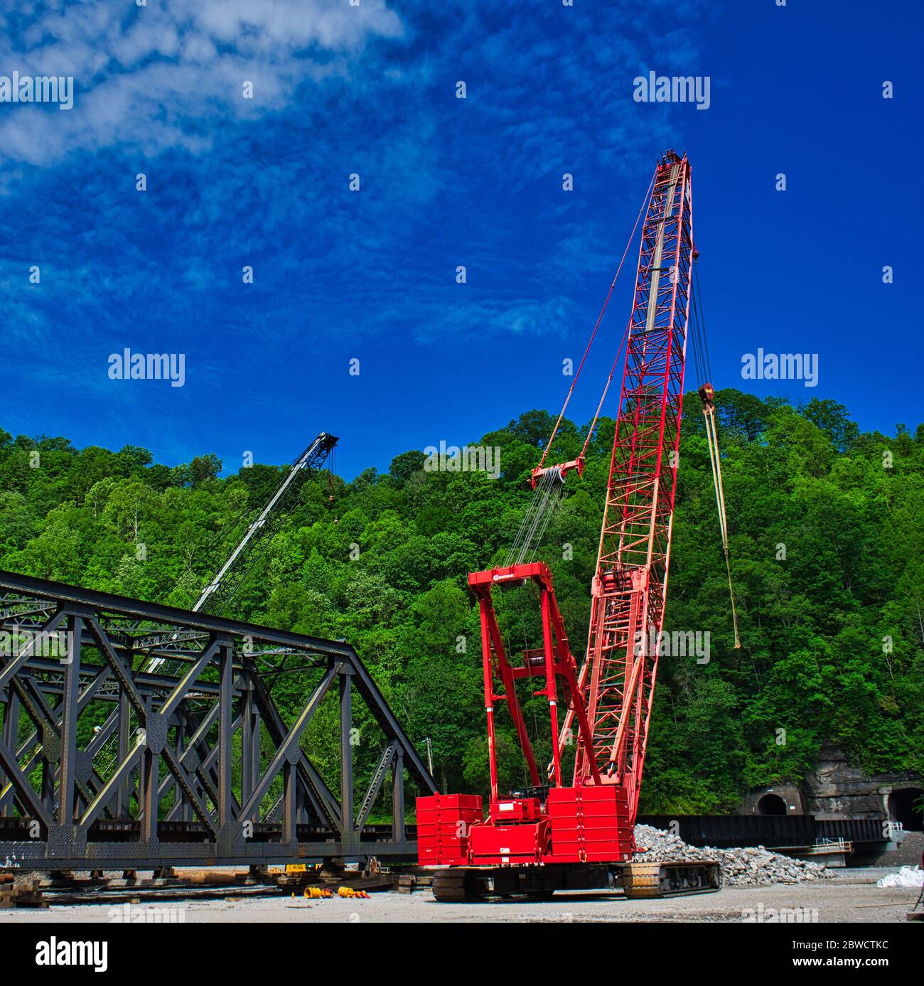 Gru grande che lavora su ponte ferroviario Foto Stock