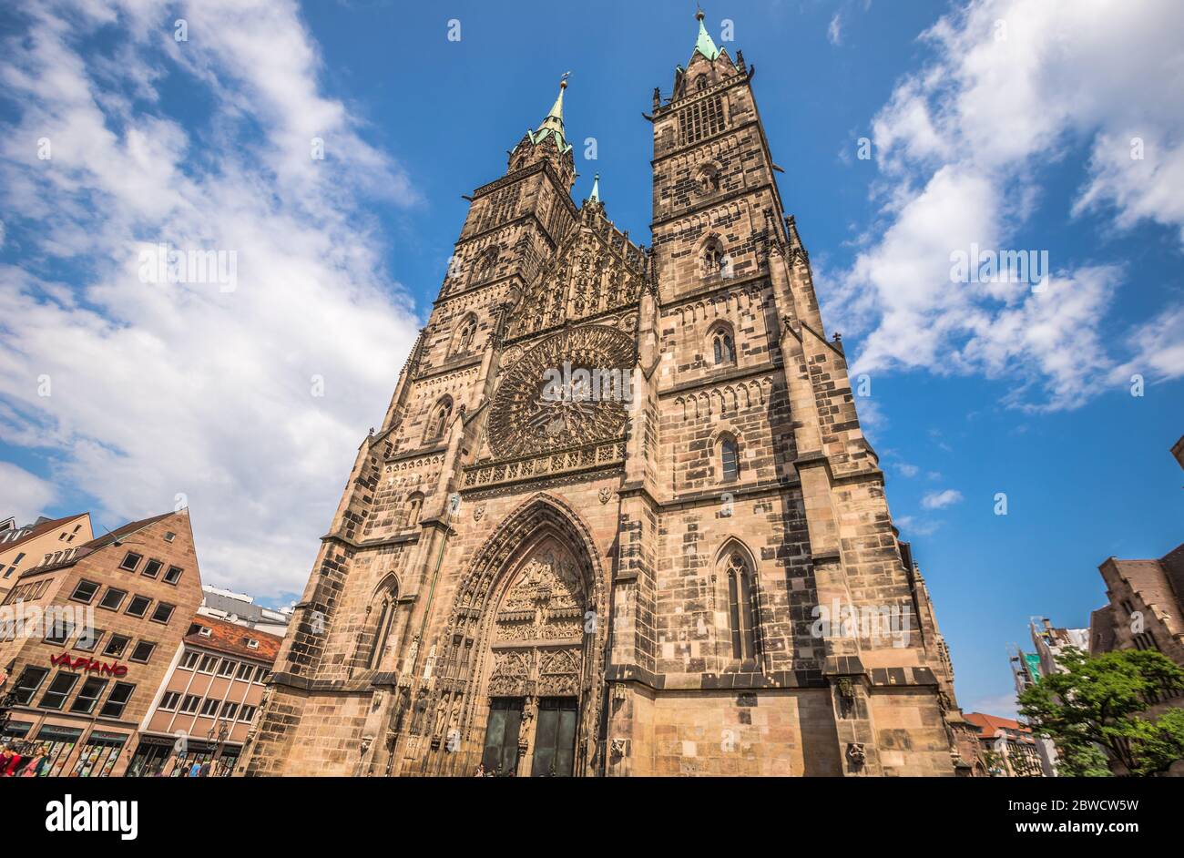 Facciata della chiesa di San Lorenzo di Norimberga Foto Stock