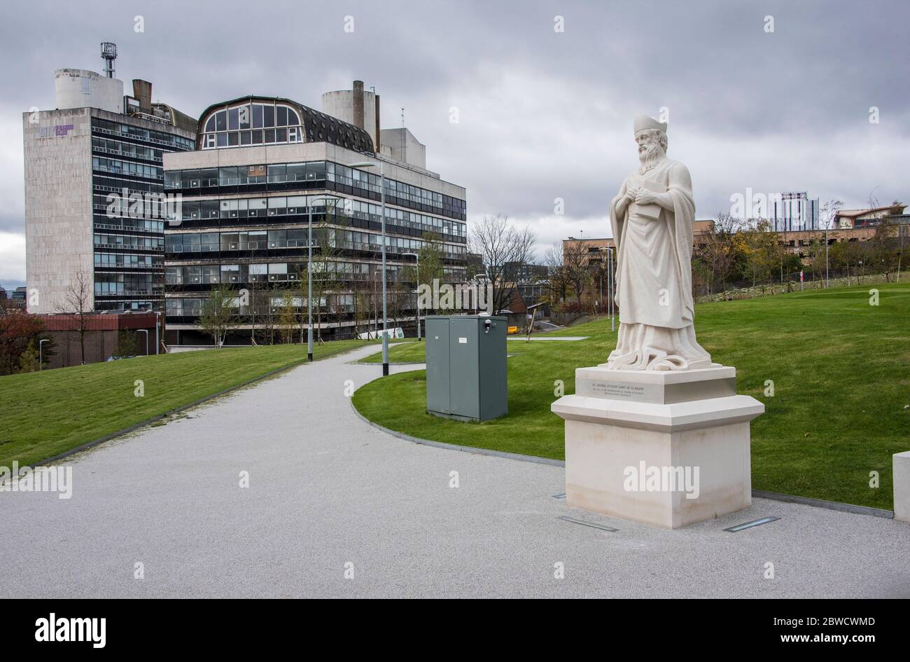 Statua di St Mungo, patrono di Glasgow, al Glasgow City College Campus, Glasgow, Scozia Foto Stock