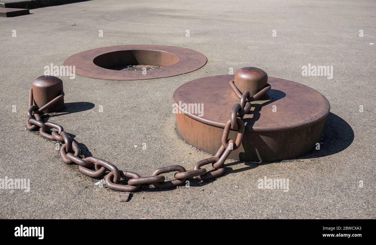 Gigantesca scultura di tappi da bagno a Bank Street Basin, Coatbridge, Lanarkshire, Scozia. Foto Stock