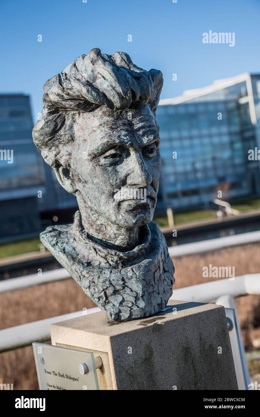 Scultura in bronzo del poeta W S Graham di Anthony Morrow al sentiero della scultura del Parco di Edimburgo. Foto Stock