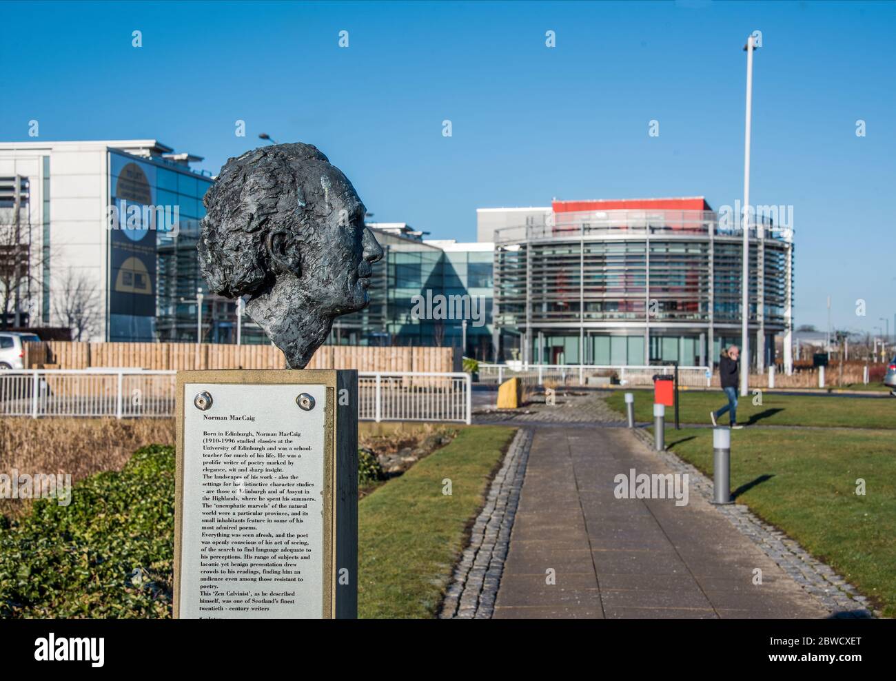 Scultura in bronzo di Norman MacCaig di David Annand al sentiero della scultura del Parco di Edimburgo. Foto Stock