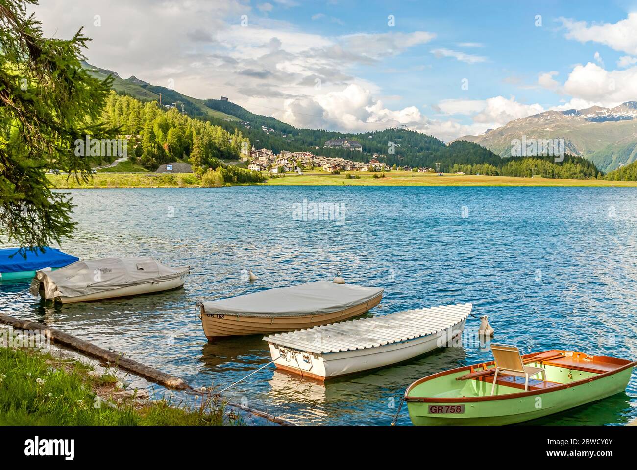 Barche a remi sul lago Champfer vicino a Champfer, Engadin, Svizzera Foto Stock