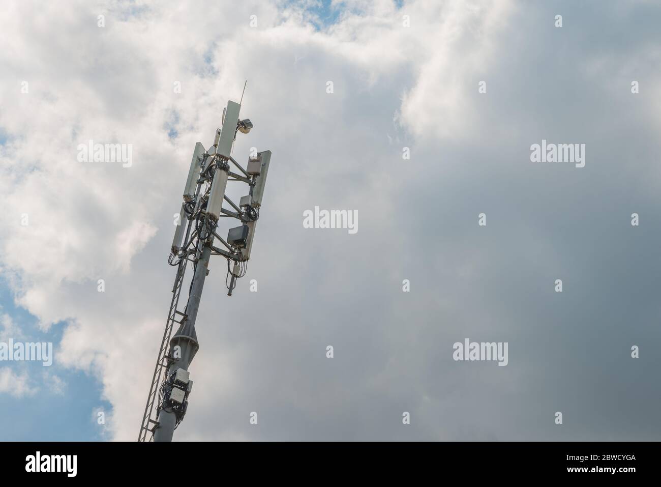 3G, 4G, 5G connessione Internet wireless stazione di comunicazione sul cielo nuvoloso e drammatico. Copia spazio per il testo Foto Stock