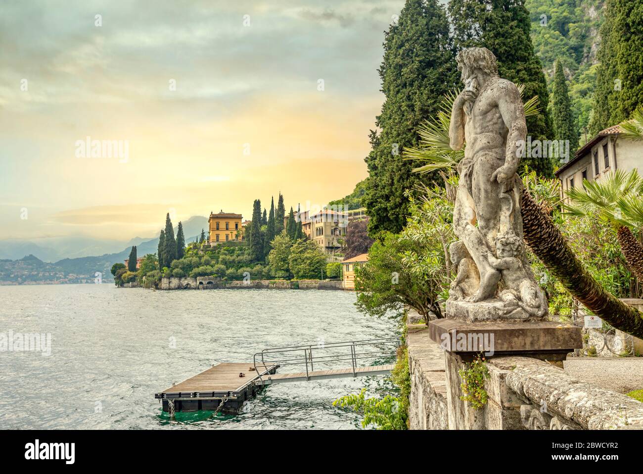 Antica scultura nel Giardino Botanico di Villa Monastero, Varenna, Lombardia, Italia Foto Stock