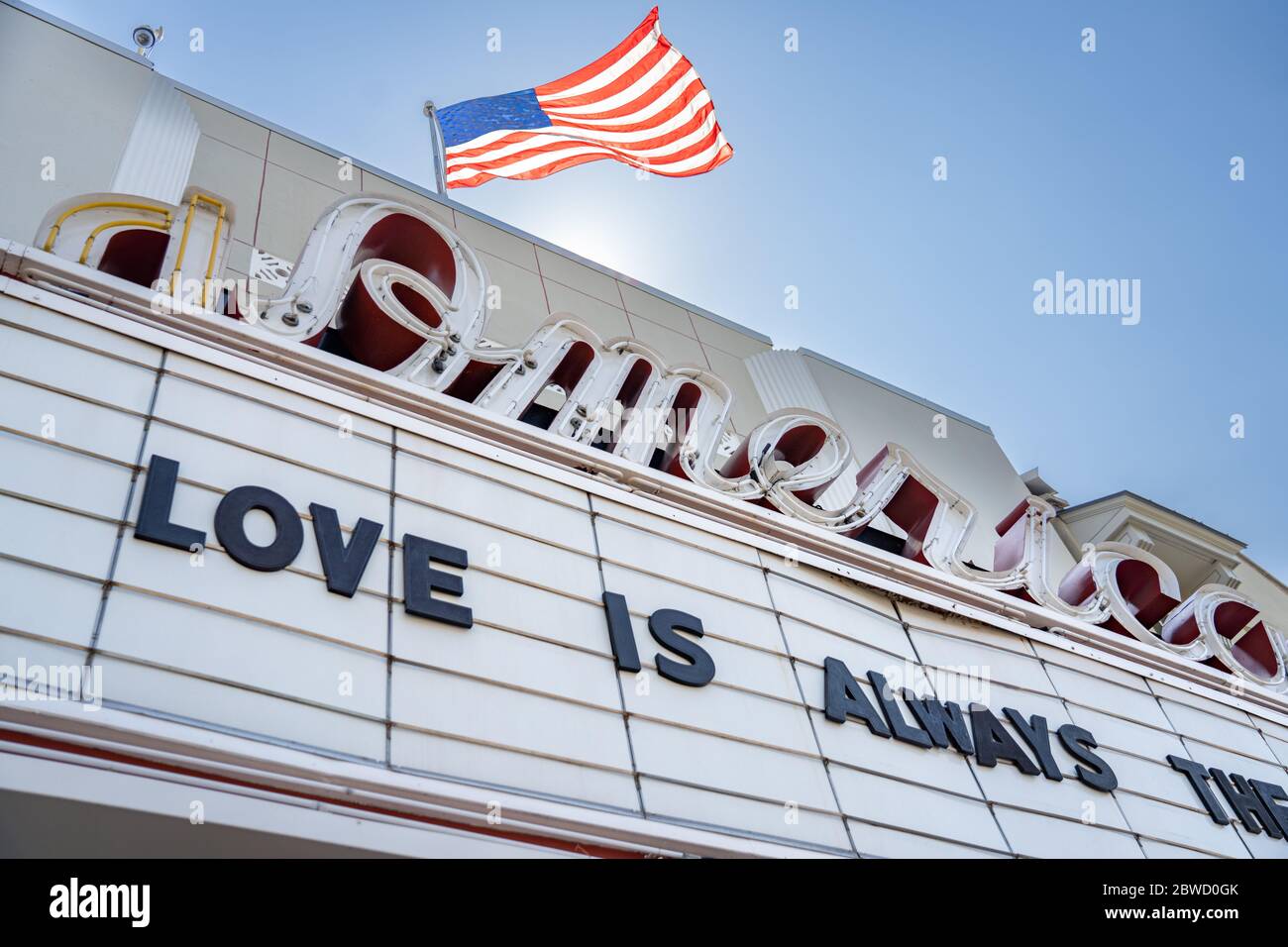 Charleston, Stati Uniti. 31 maggio 2020. Il marchese sul Teatro Americano mostra un messaggio di amore dopo le proteste sulla morte di George Floyd, trasformato violento e distruttivo 31 maggio 2020 a Charleston, Carolina del Sud. Floyd è stato soffocato a morte dalla polizia a Minneapolis, causando proteste in tutta la nazione. Credit: Richard Ellis/Alamy Live News Foto Stock