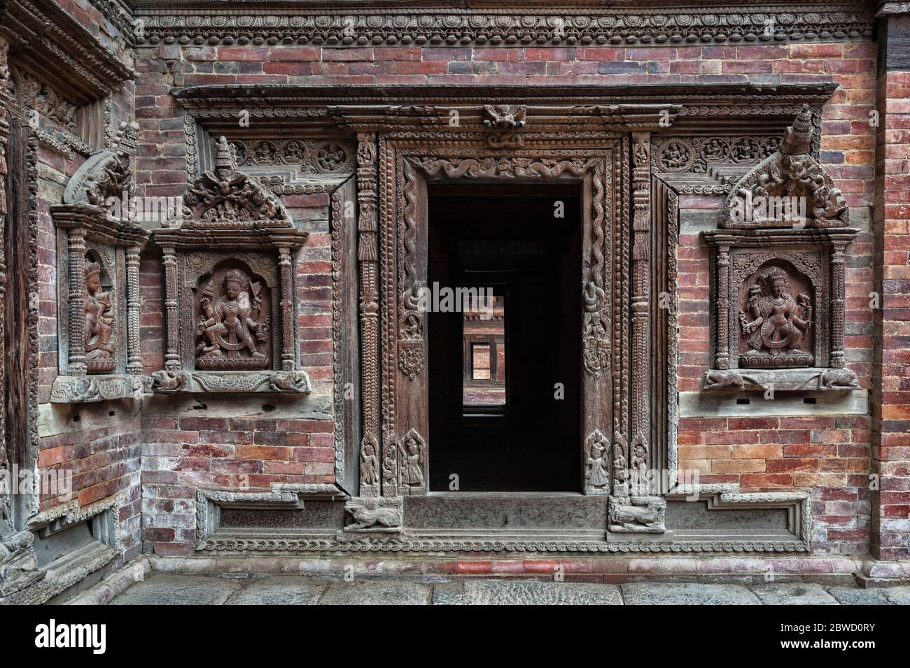 Splendidi dettagli nel cortile di Sundari Chowk, nel complesso del Palazzo reale di Patan in Piazza Durbar di Patan - Lalitpur, Nepal Foto Stock Splendidi dettagli nel cortile di Sundari Chowk, nel complesso del Palazzo reale di Patan in Piazza Durbar di Patan - Lalitpur, Nepal Foto Stock