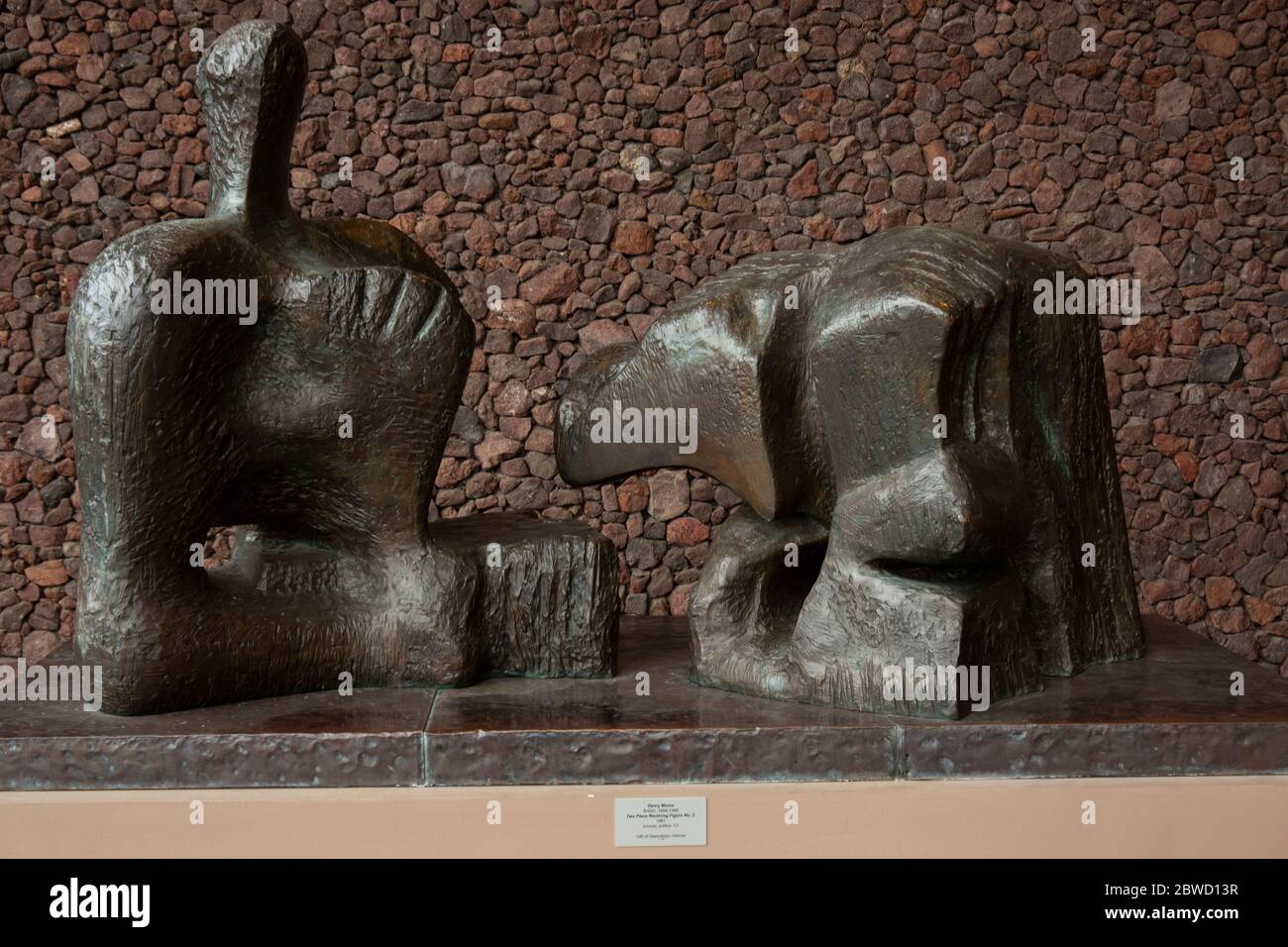 Henry Moore mostra all'aperto delle moderne sculture contemporanee & statue  , West Giardino , Hatfield House 1967 Busto bronzo Foto stock - Alamy