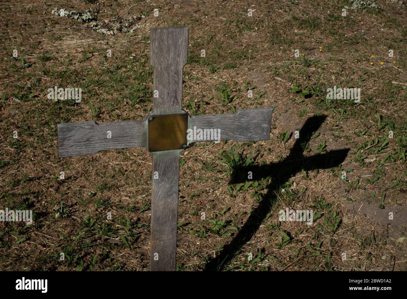 Una croce di legno gettando un'ombra al cimitero di Norwood Ovest il 30 maggio 2020 a Londra Sud nel Regno Unito. Foto di Sam Mellish Foto Stock