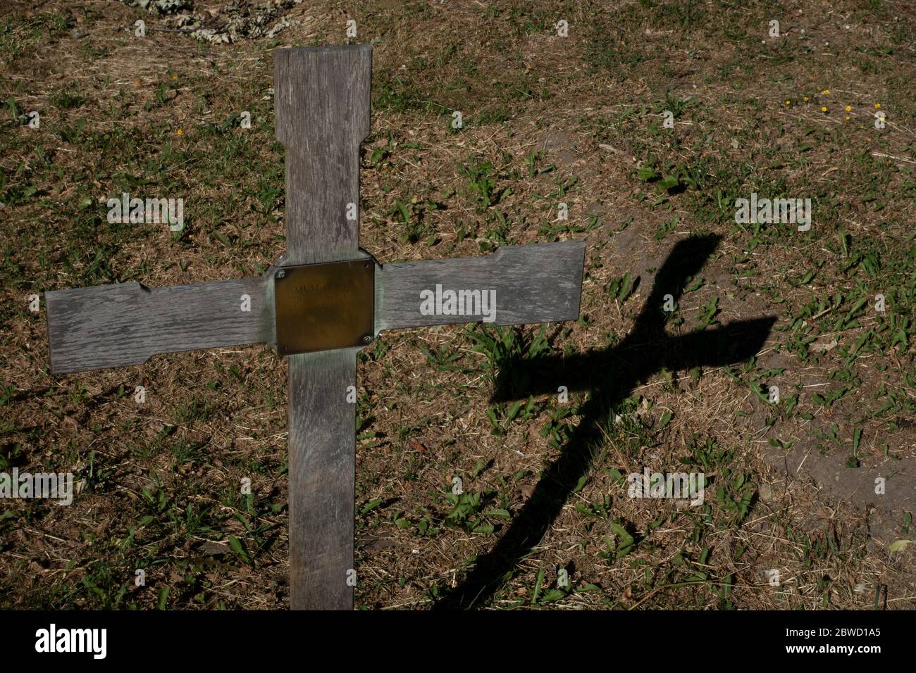 Una croce di legno gettando un'ombra al cimitero di Norwood Ovest il 30 maggio 2020 a Londra Sud nel Regno Unito. Foto di Sam Mellish Foto Stock