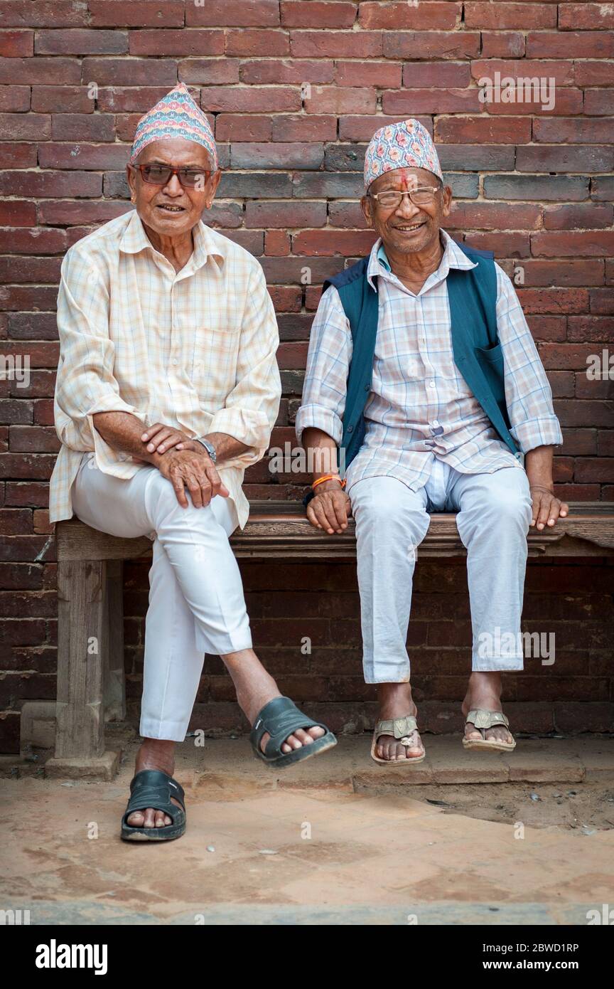 PATAN, LALITPUR, NEPAL - 15 AGOSTO 2018: Gli anziani di Newari non identificati siedono davanti al Palazzo reale di Mul Chowk in Piazza Durbar di Patan - Nepal Foto Stock