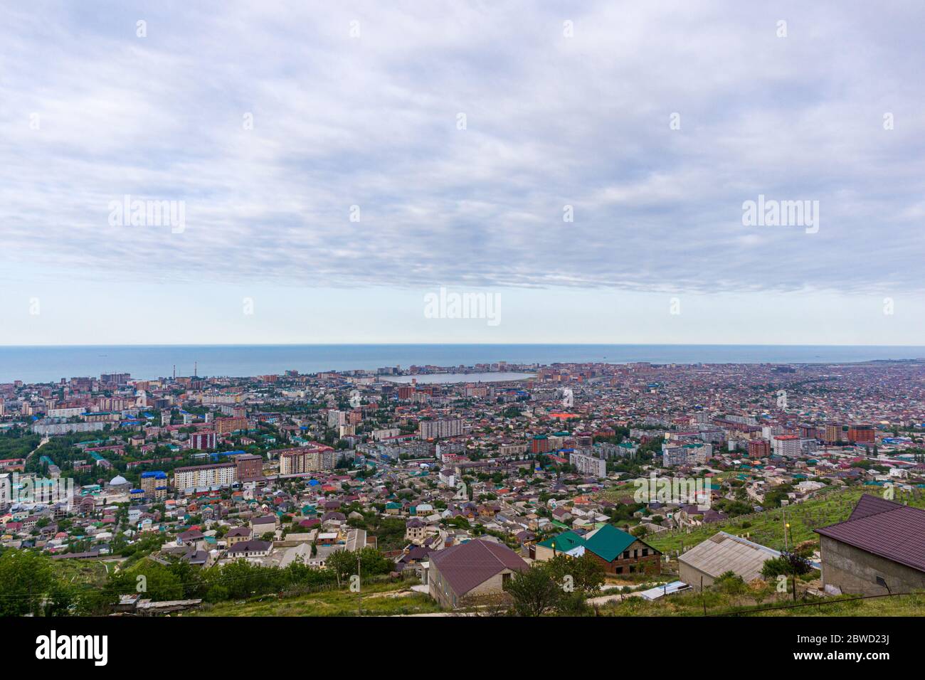 Panoramica della città balneare dalla montagna con il cielo nuvoloso sfondo. Foto Stock