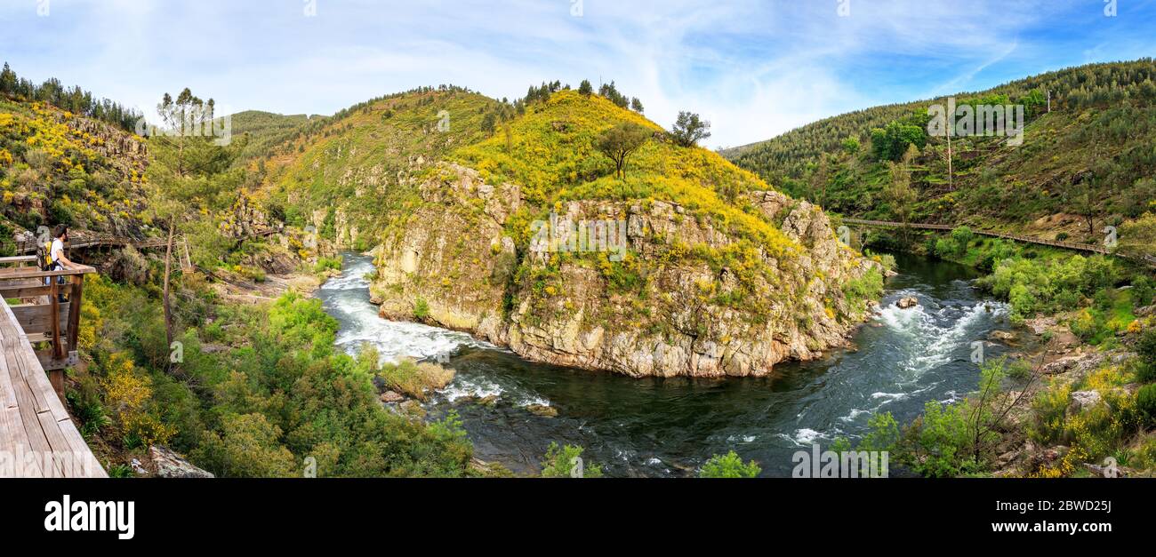 Arouca, Portogallo - 28 aprile 2019: Paesaggio panoramico di una sezione curva del fiume Paiva, visto dai passaggi pedonali Paiva. Foto Stock