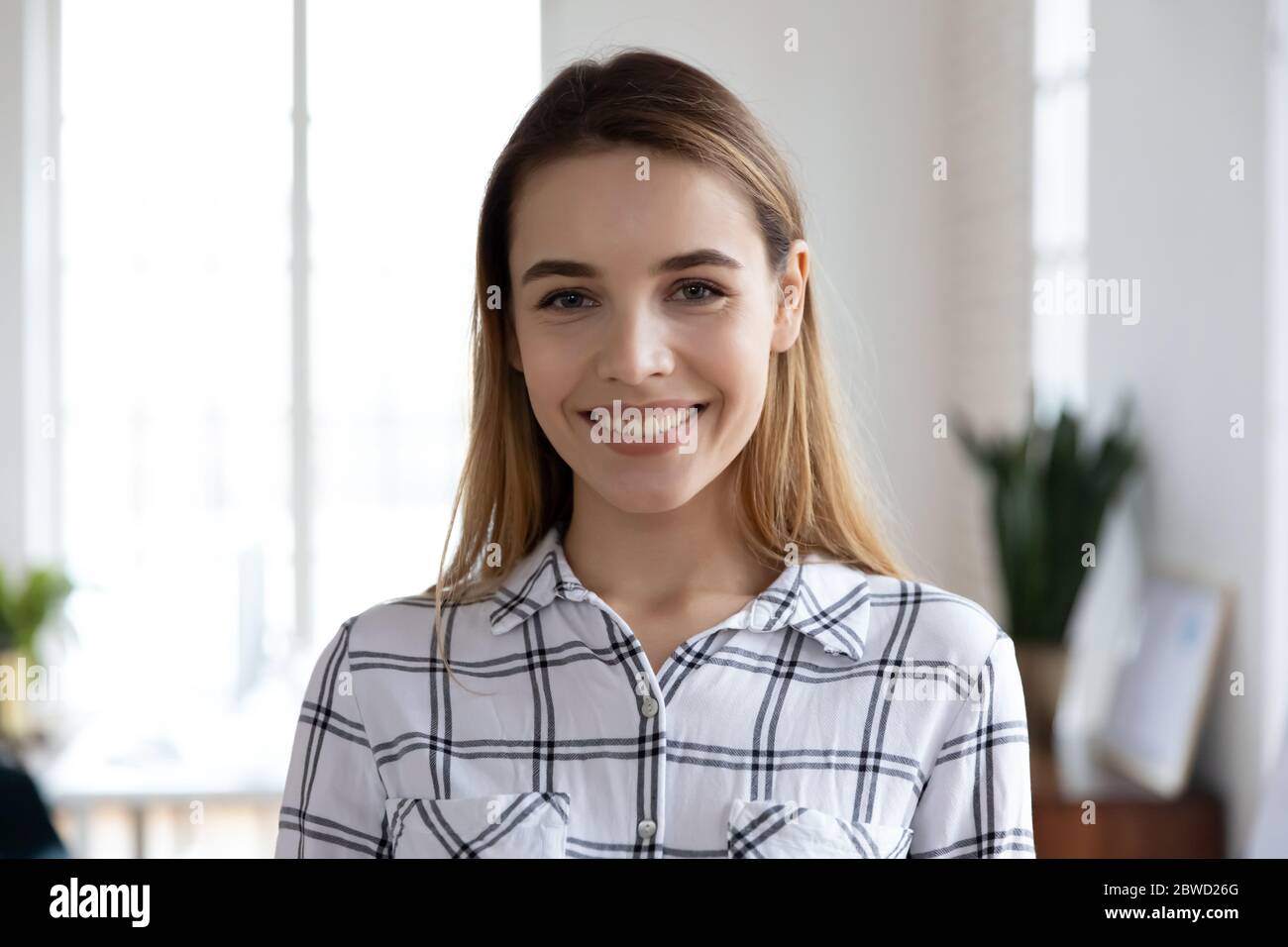 Primo piano di un'azienda giovane e felice. Foto Stock