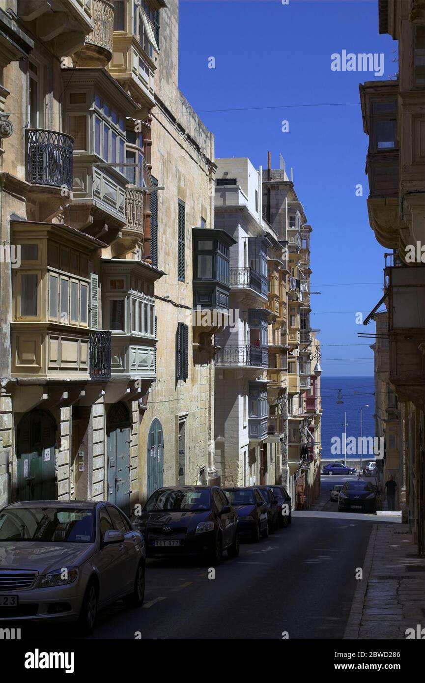 Malta, Valletta, una stradina con alti affittamenti nel centro storico. Eine schmale Straße mit hohen Wohnungen in der Altstadt. Wąska ulica con centrum. Foto Stock