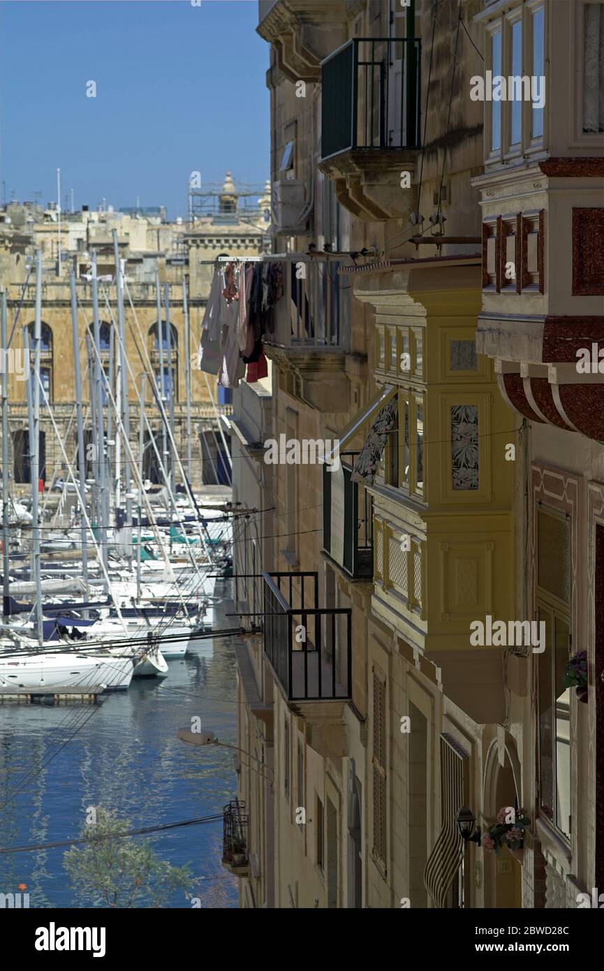 Malta, Valletta, una stradina con alti affittamenti nel centro storico. Eine schmale Straße mit hohen Wohnungen in der Altstadt. Wąska ulica con centrum. Foto Stock