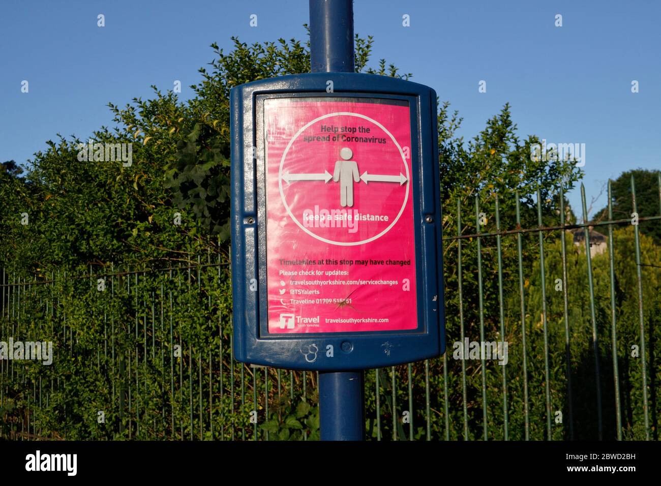 Tenere a 2 metri di distanza consigli su una fermata dell'autobus aperta, mantenere una distanza di sicurezza Foto Stock