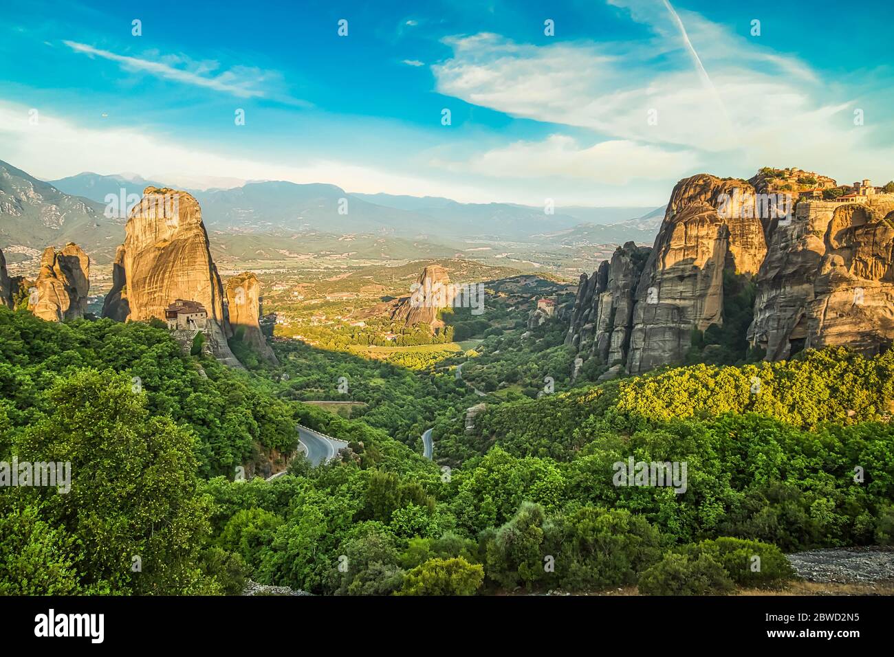 Vista panoramica delle rocce e del monastero di Meteora all'alba, regione Trikala, Grecia. Foto Stock