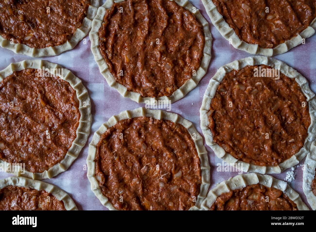 Vista dall'alto su una pide fatta in casa, pane turco a base di carne macinata, mini pita o mini pizze turche Foto Stock