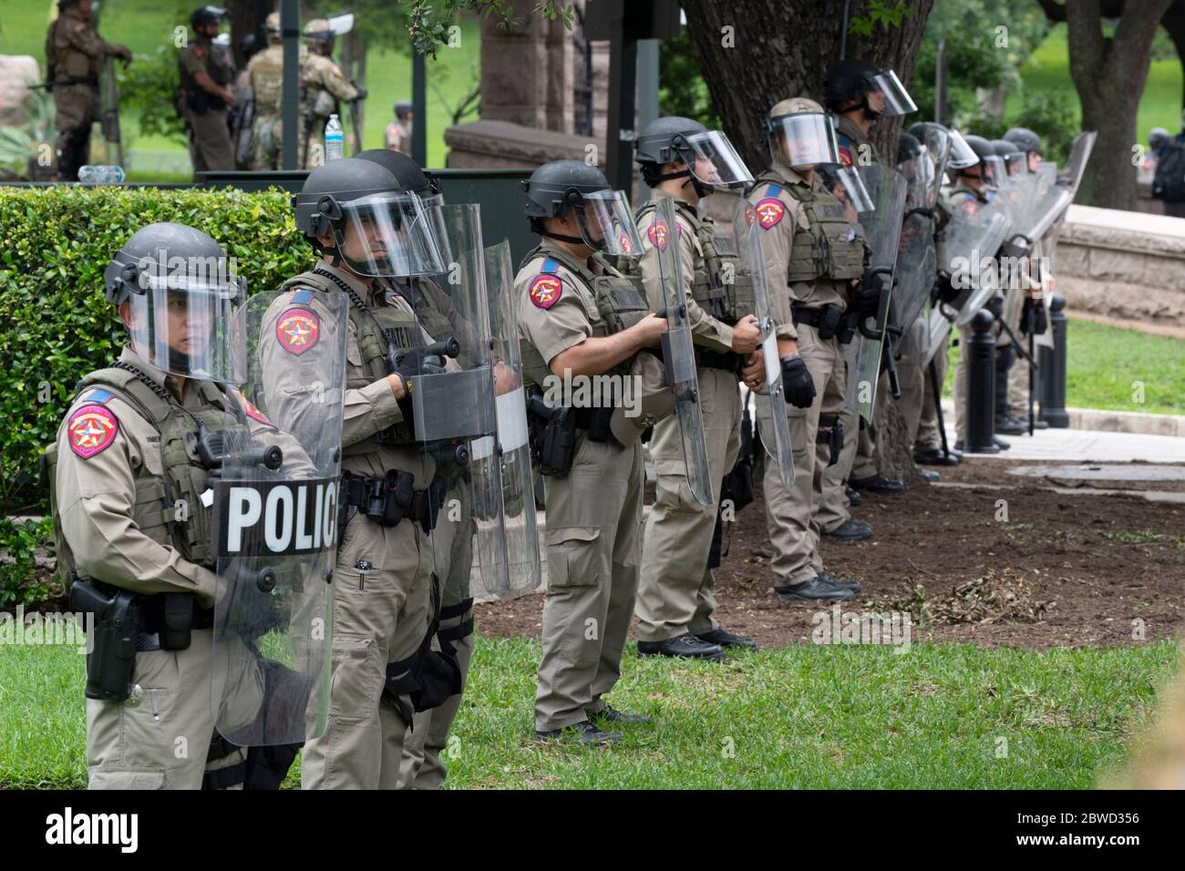 Austin, TX USA 31 maggio 2020: La polizia di stato del Texas protegge l'edificio di Capiol mentre i dimostranti marciano il secondo giorno di raduni contro il razzismo e l'uccisione della polizia di George Floyd la scorsa settimana. Un rally ufficiale è stato annullato dagli organizzatori, ma oltre 2,000 texani hanno comunque denunciato la violenza, l'odio e la brutalità della polizia. Credit: Bob Daemmrich/Alamy Live News Foto Stock