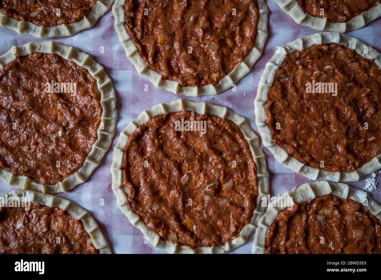 Vista dall'alto su una pide fatta in casa, pane turco a base di carne macinata, mini pita o mini pizze turche Foto Stock