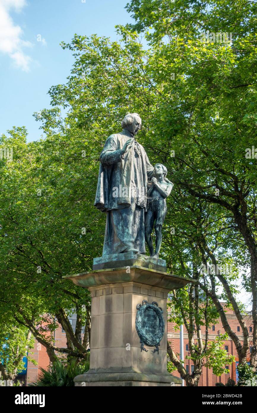 Padre James Nugent salvare le statue del Boy Memorial a Liverpool Foto Stock