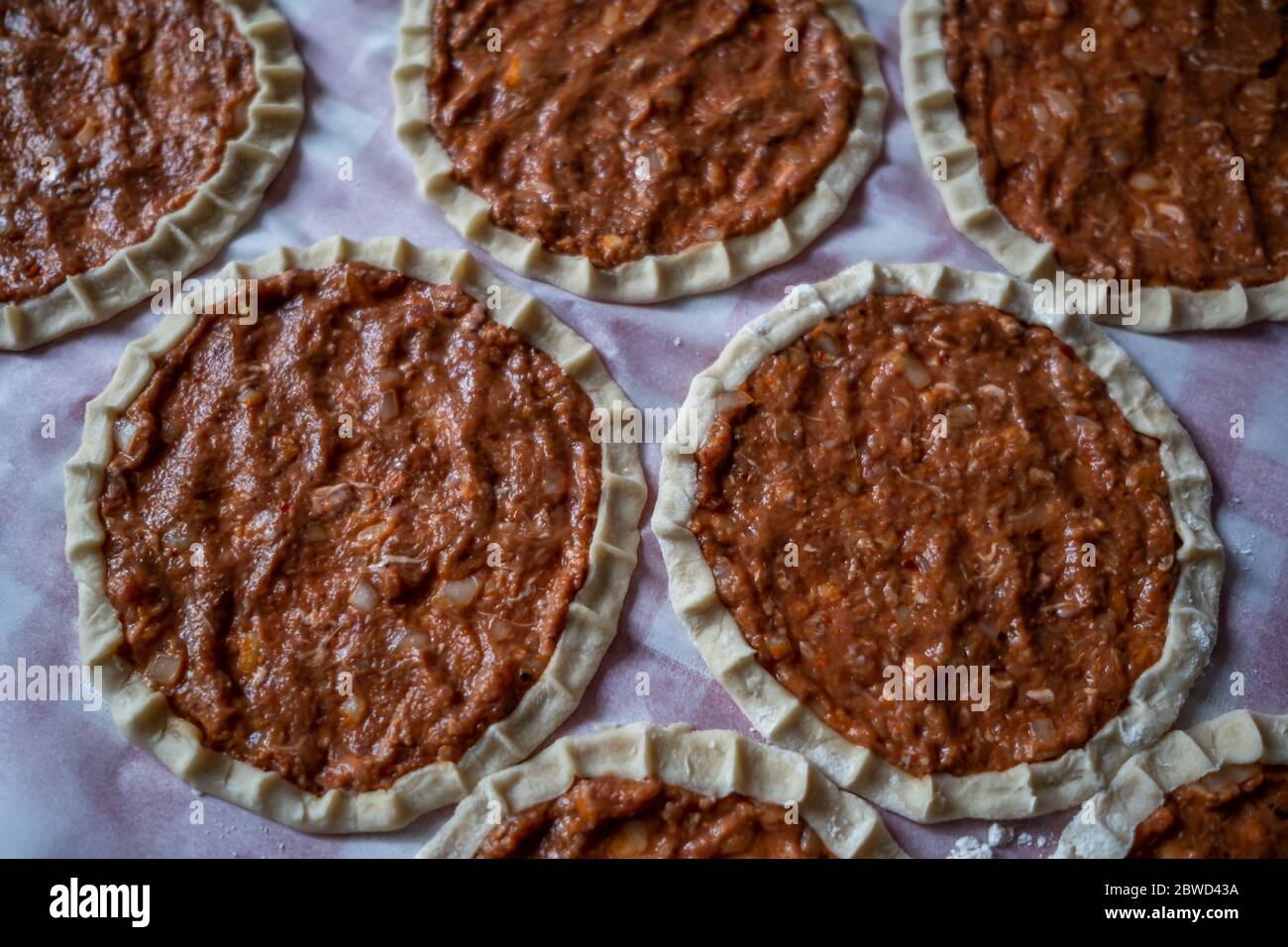 Vista dall'alto su una pide fatta in casa, pane turco a base di carne macinata, mini pita o mini pizze turche Foto Stock