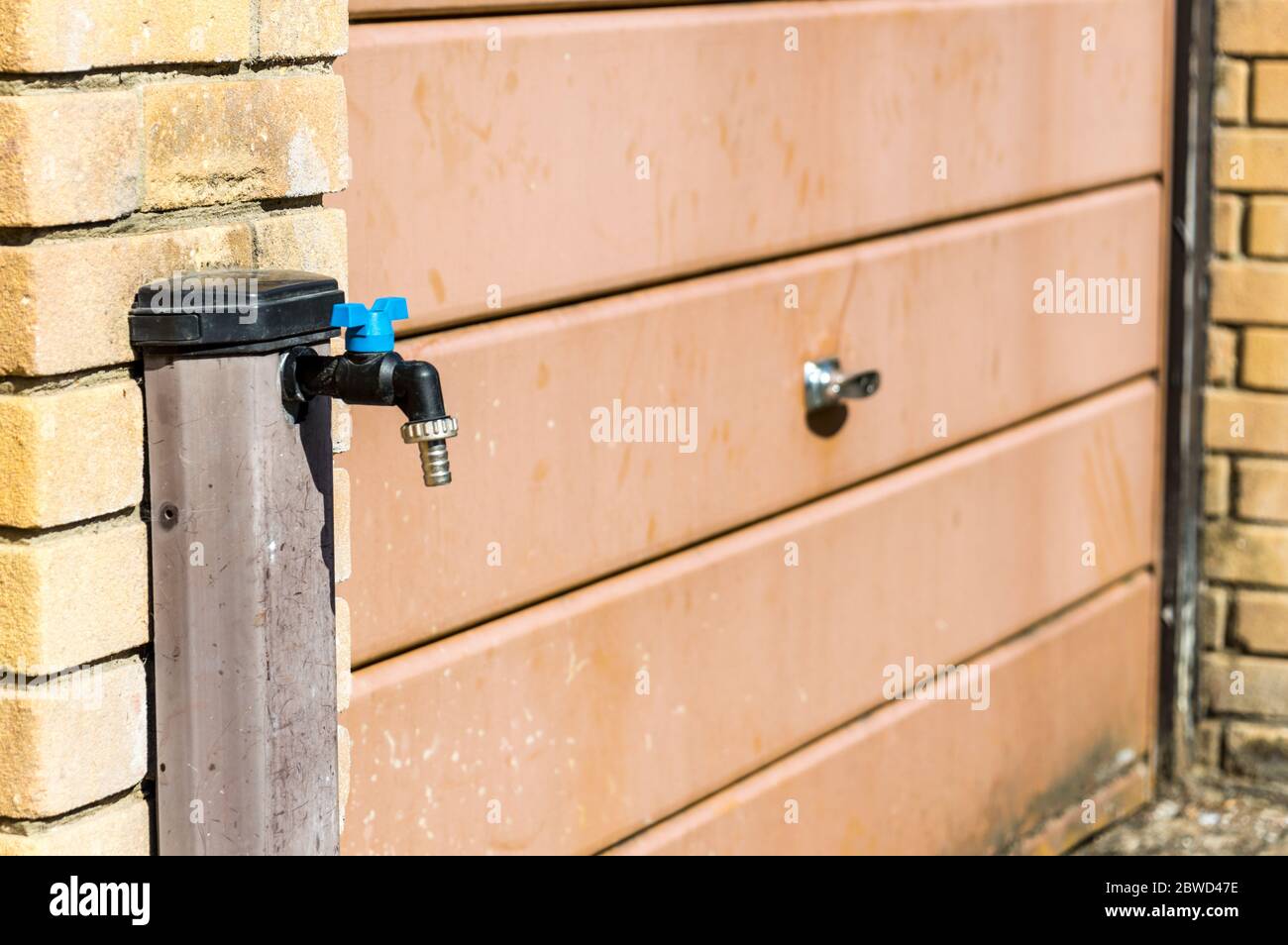 Tubo dell'acqua fuori garage Foto Stock