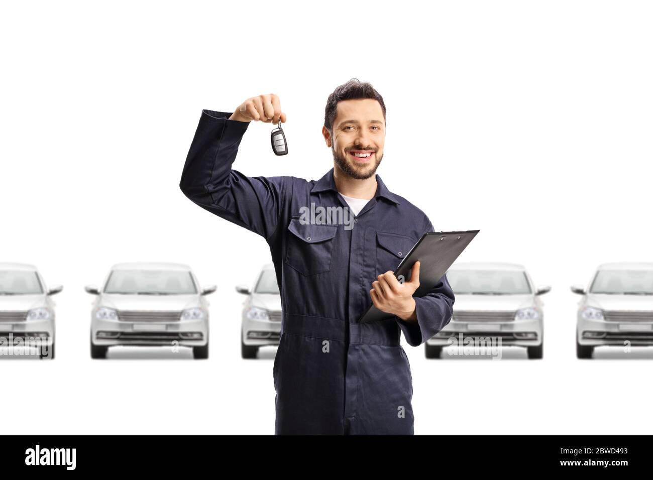 Meccanico automatico con molte auto che tengono chiave isolato su sfondo bianco Foto Stock