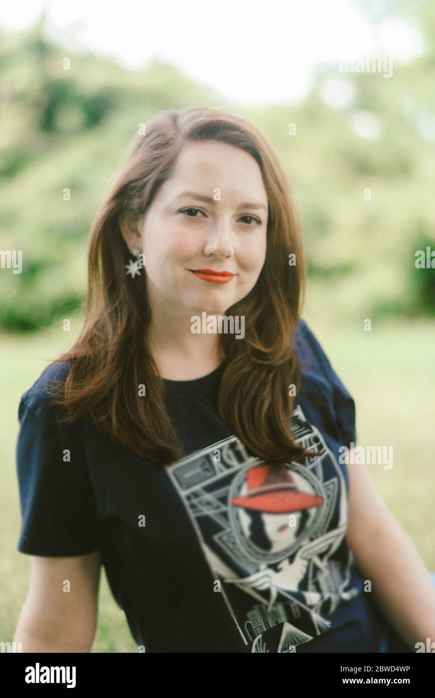 Bella Donna con lunghi capelli scuri fuori Foto Stock