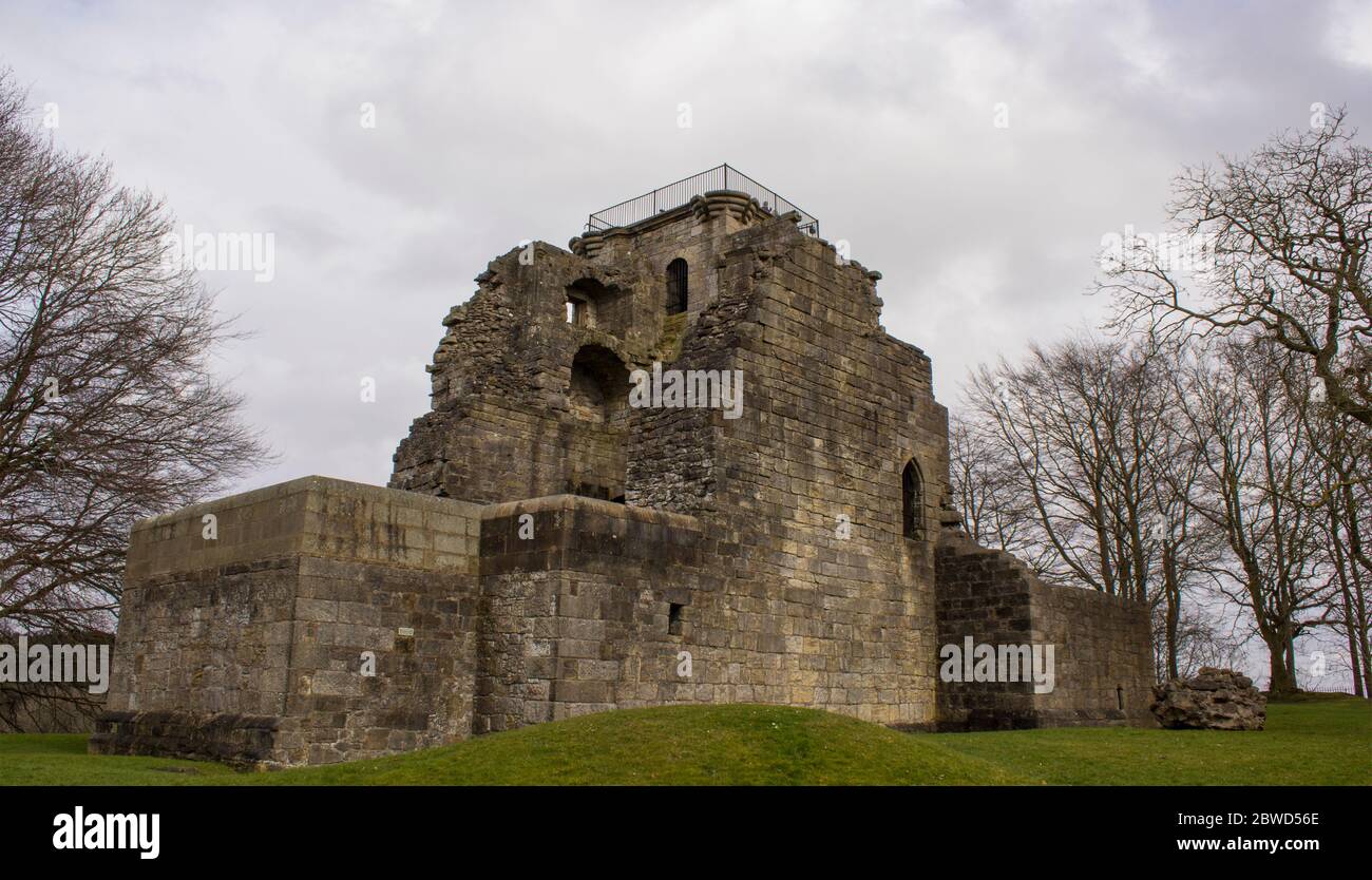 Vista laterale sulle rovine del castello di Crookston nell'area di Pollock, Glasgow. Le origini del Castello di Crookston risalgono alla fine del 1100 Foto Stock