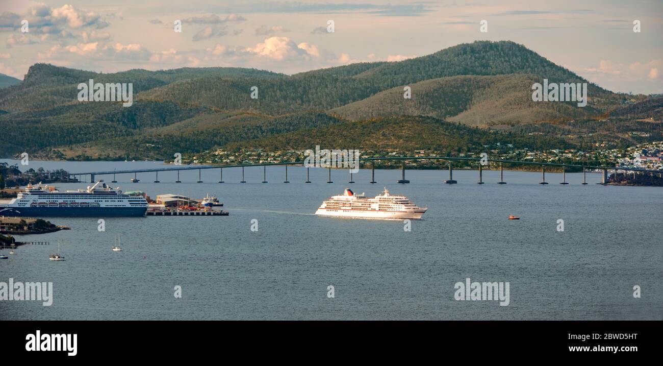Fiume Derwent con due navi da crociera Hobart Tasmania Australia Foto Stock