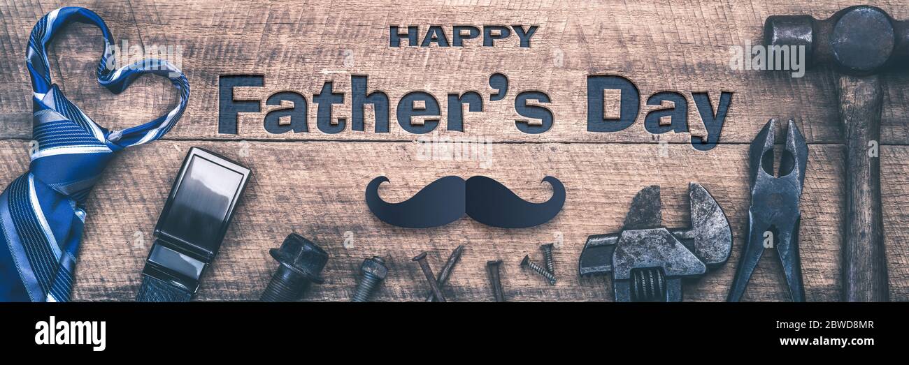 Messaggio "Happy Father's Day" su sfondo in legno con attrezzi, fibbia per cintura e cravatta a forma di cuore Foto Stock