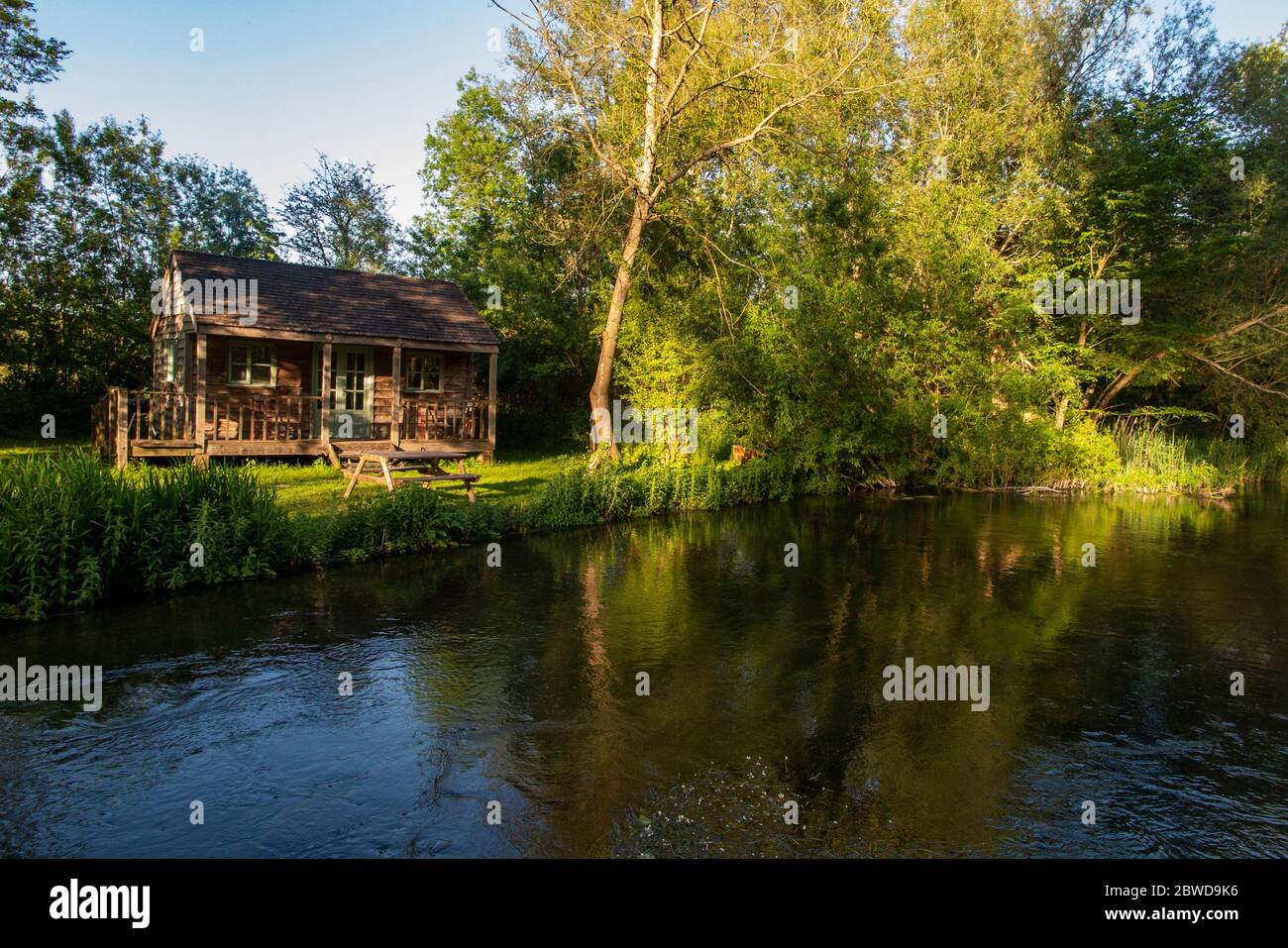 Una capanna di pesca sul fiume Kennett a Hungerford nel Berkshire Foto Stock