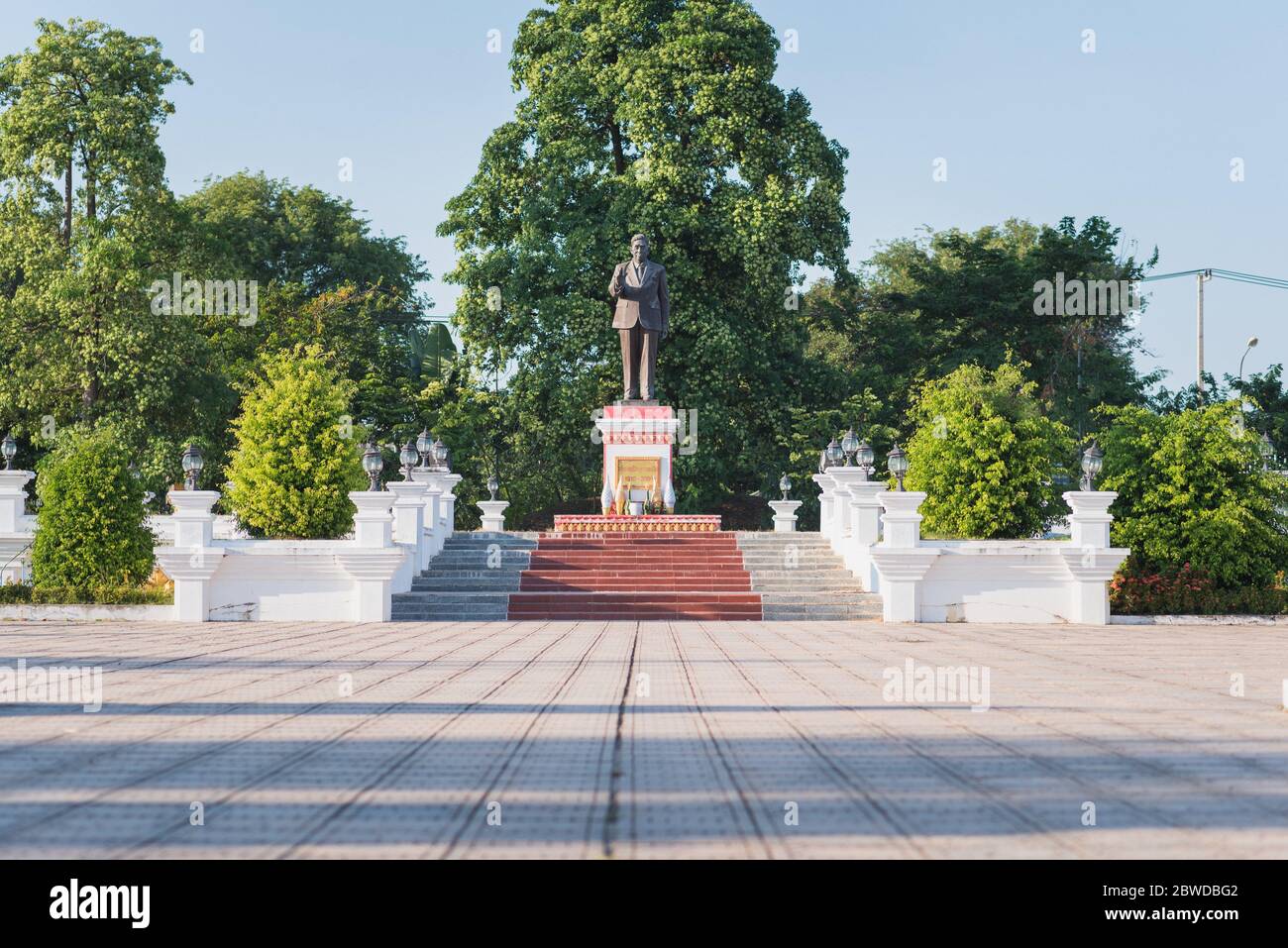 Savannakhet, Laos - 9 ottobre 2018: Un monumento a Nouhak Phoumsavanh (1910 - 2008), il 3 ° presidente del Laos, al Parco commemorativo di Nouhak Phoumsavanh. Foto Stock