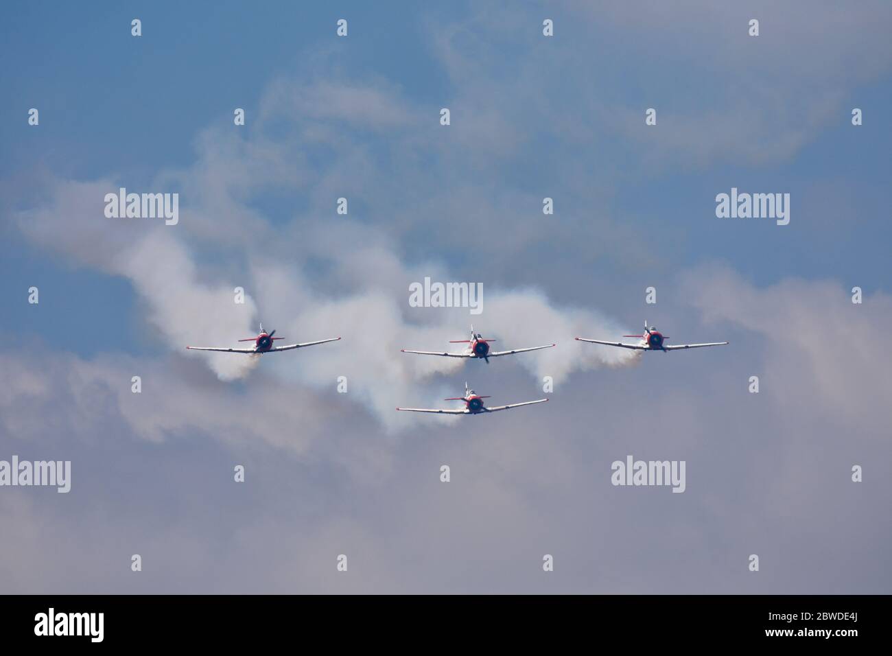 Formazione di velivoli acrobatici di Harvard su Approach Foto Stock