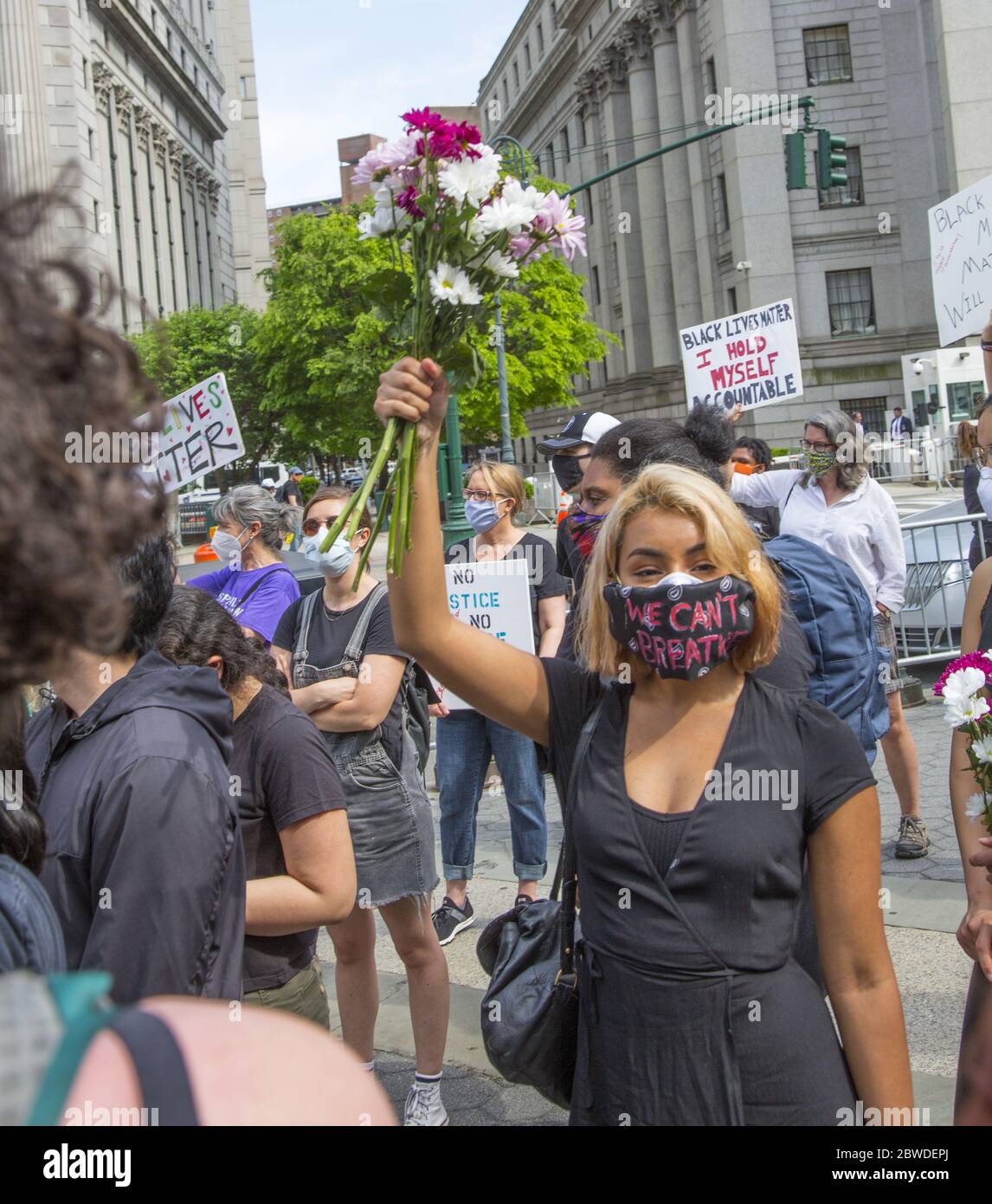 Manifestazione e marcia a New York per inviare un messaggio che l'assassinio di Black People da parte della polizia non può continuare. L'assassinio di George Floyd a Minneapolis da parte di un poliziotto ovviamente mentalmente derangato non avrebbe mai dovuto accadere. L'intero sistema giudiziario negli Stati Uniti ha voltato la testa una volta troppo. Foto Stock