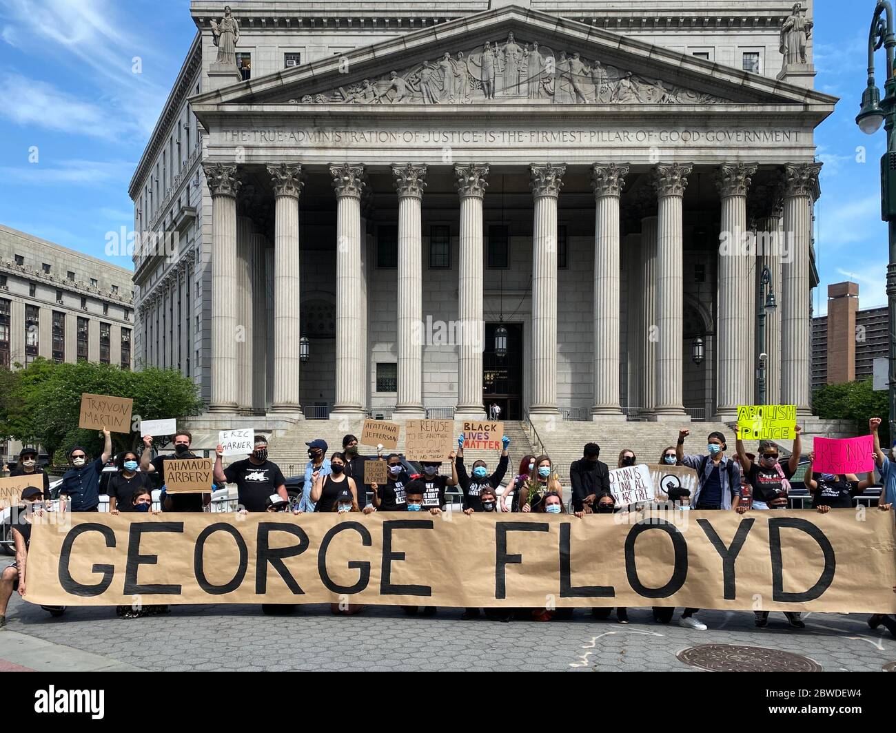 Manifestazione e marcia a New York per inviare un messaggio che l'assassinio di Black People da parte della polizia non può continuare. L'assassinio di George Floyd a Minneapolis da parte di un poliziotto ovviamente mentalmente derangato non avrebbe mai dovuto accadere. L'intero sistema giudiziario negli Stati Uniti ha voltato la testa una volta troppo. Foto Stock