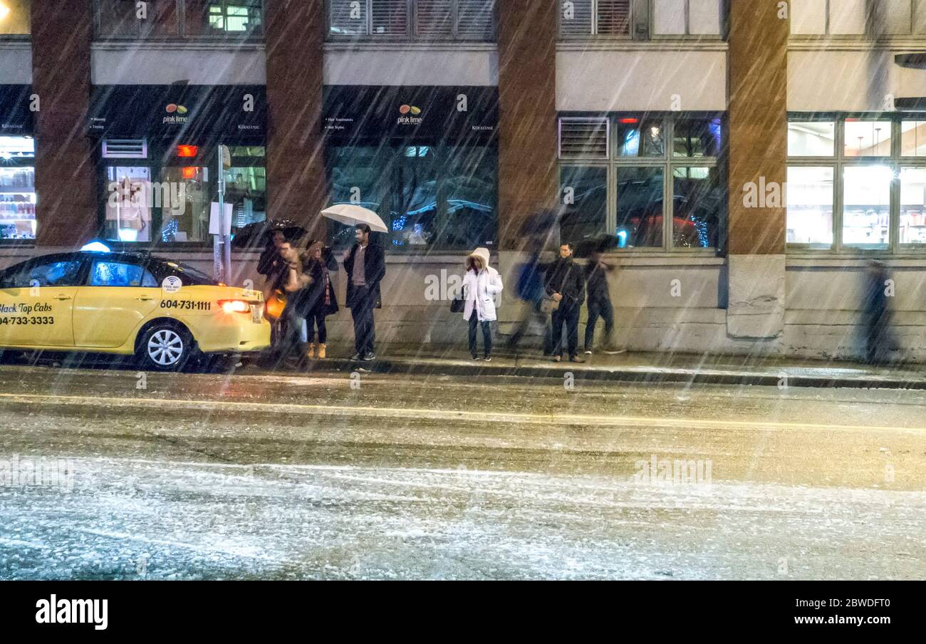 In attesa dell'autobus Vancouver notte di dicembre Foto Stock