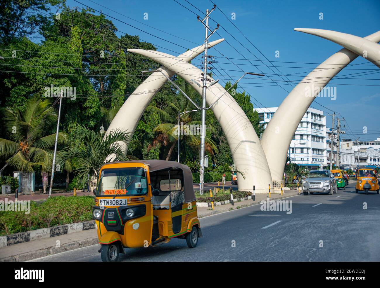 Le zanne di elefante di alluminio trovate su Kinindini Road o Moi Avenue a Mombasa per celebrare la visita della Regina Elisabetta Foto Stock