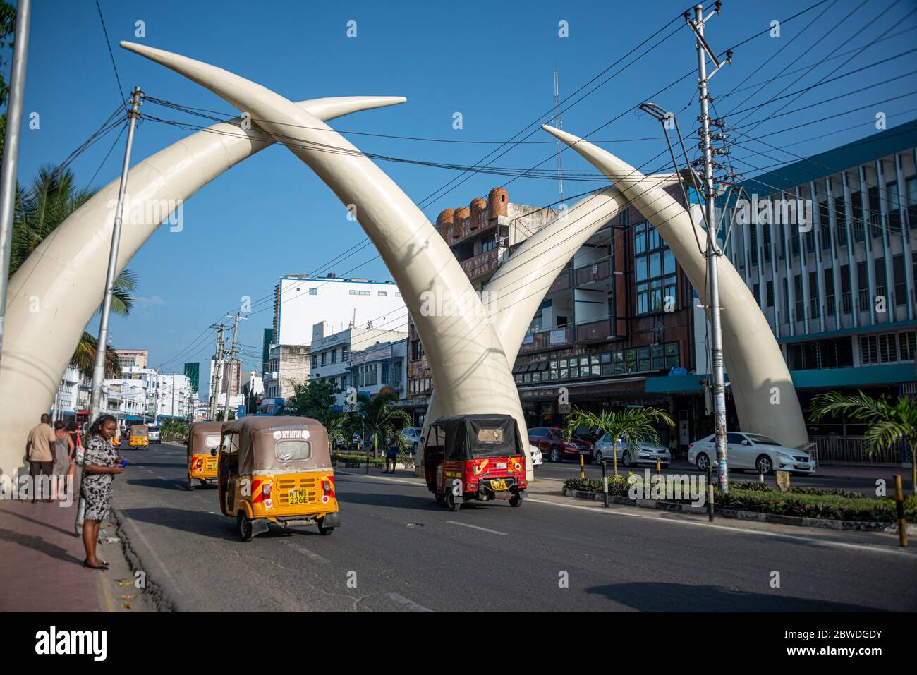 Le zanne di elefante di alluminio trovate su Kinindini Road o Moi Avenue a Mombasa per celebrare la visita della Regina Elisabetta Foto Stock